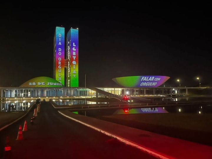 Congresso Nacional tem iluminação multicor no Dia Internacional do Orgulho LGBTQIAP+ - Notícias