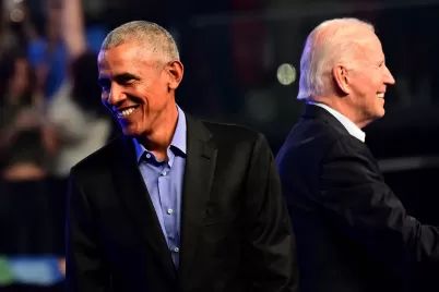 E-vergonhoso-Biden-conversa-com-Obama-e-fala-do-banho.webp