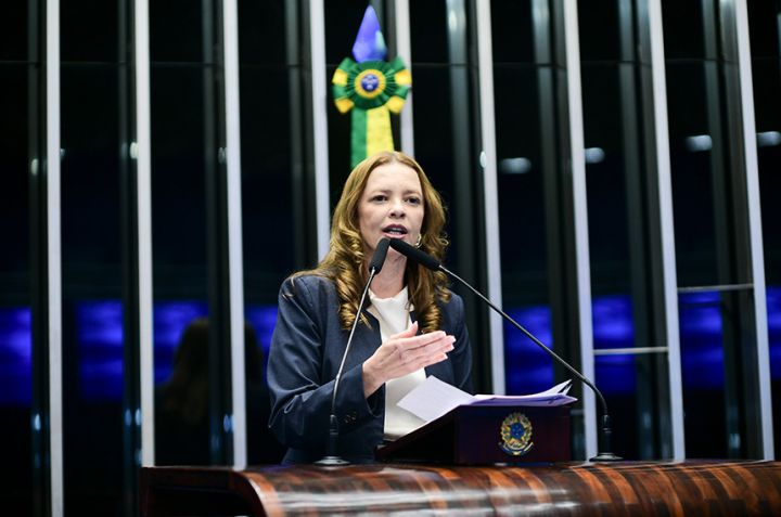 Em discurso, à tribuna, senadora Janaína Farias (PT-CE).